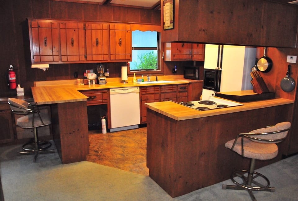 Full kitchen.