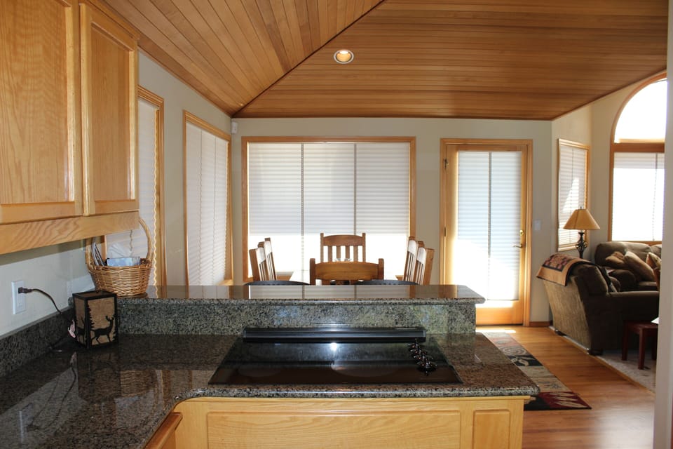 Queen bedroom bathroom with single vanity and tub/shower combo