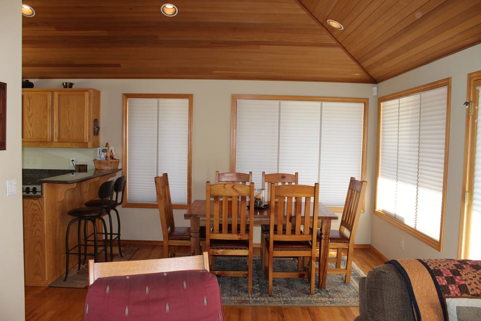 Dining room with seating for six, or for 8 with the extendable table leaves
