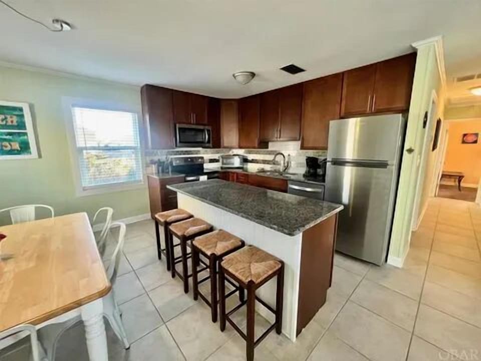 Full kitchen- 4 stools for extra seating