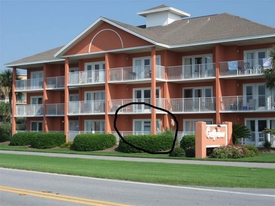 This is the unit - Picture taken from out front. Building is Seafoam Green now.