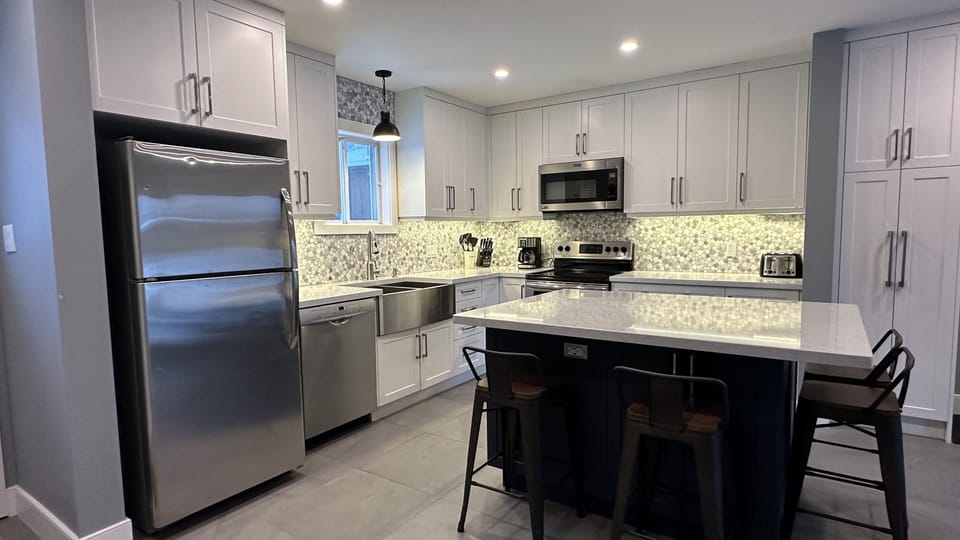 Fully Equipped Kitchen with Quartz Counter Top, Pantry, Dishwasher, Microwave..