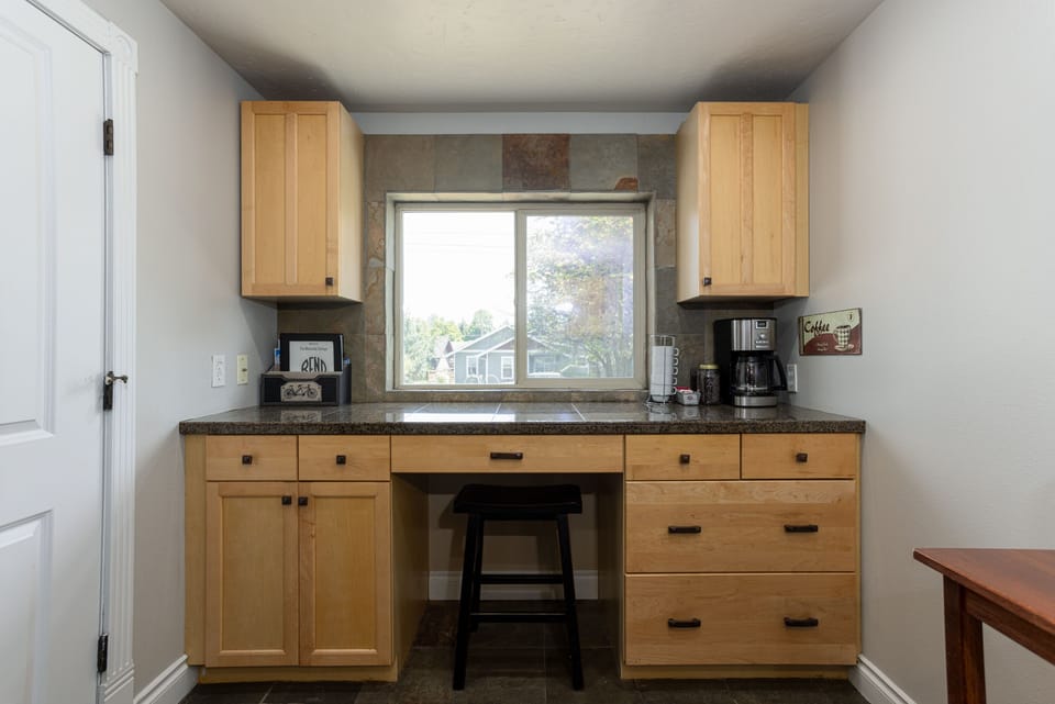 Extra space to use as a work desk 