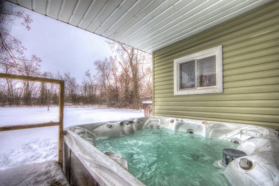 Enjoy our 6 person Outdoor Hot Tub after a long day on Ski Hills! 