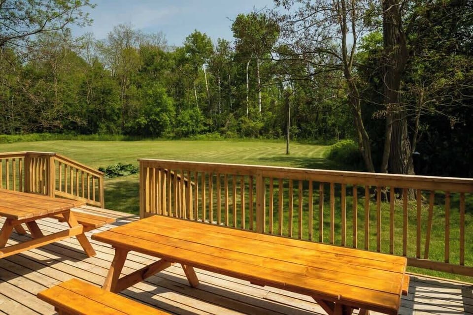 Imagine yourself enjoying warm summer evenings on this deck, with a glass of wine in your hand! 