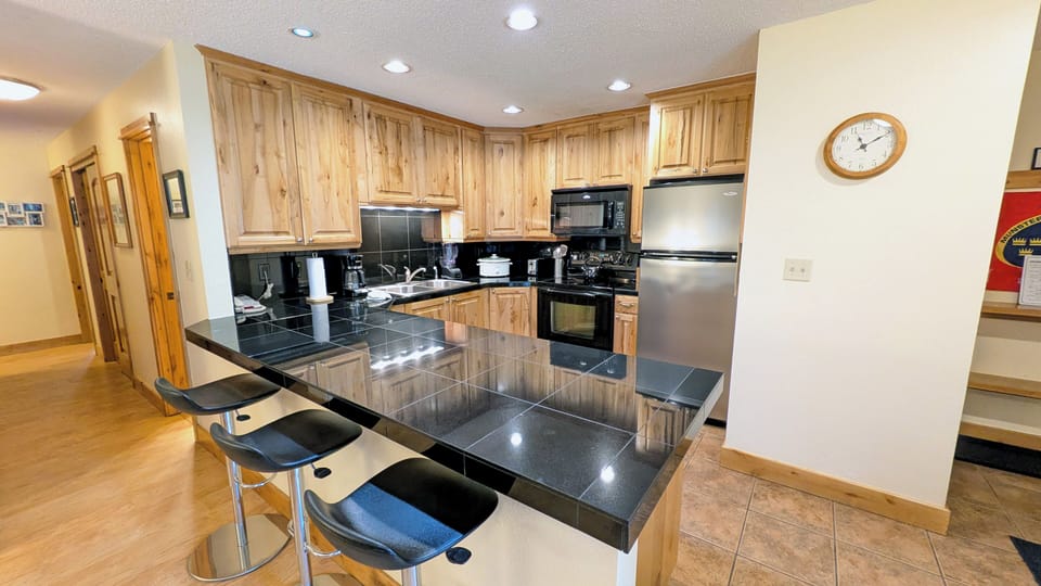 Beaver Creek West Condo U-1 kitchen with breakfast bar