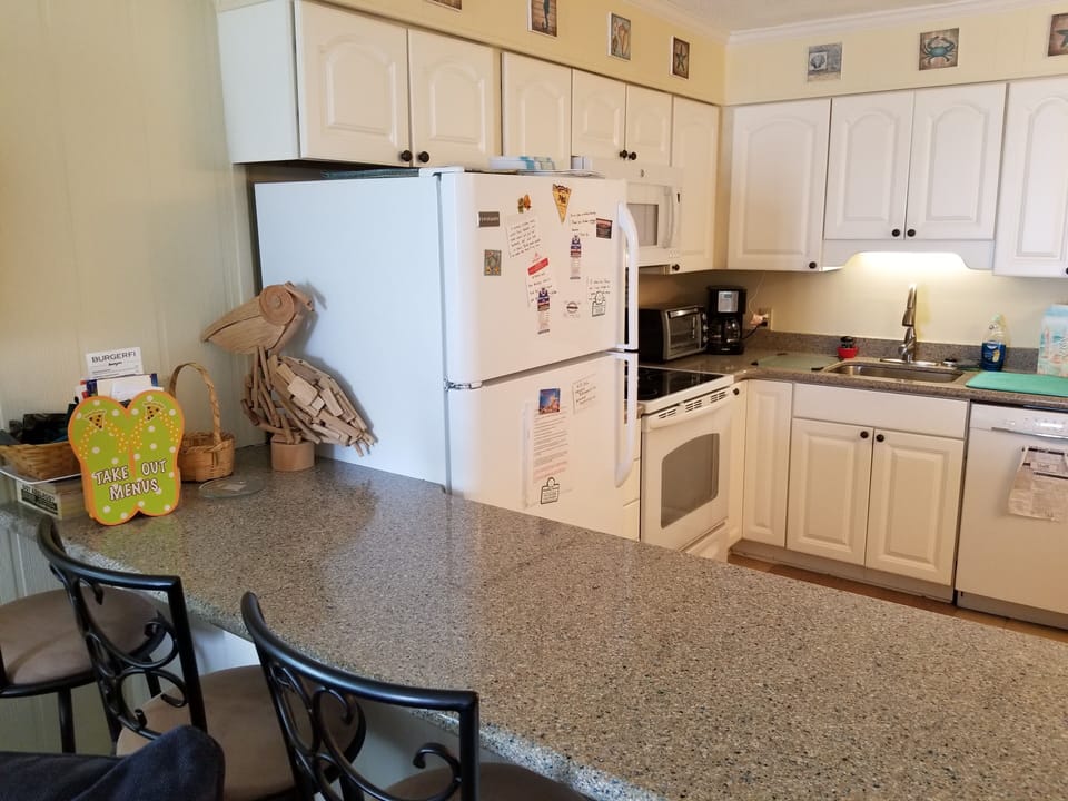 kitchen w/island seating