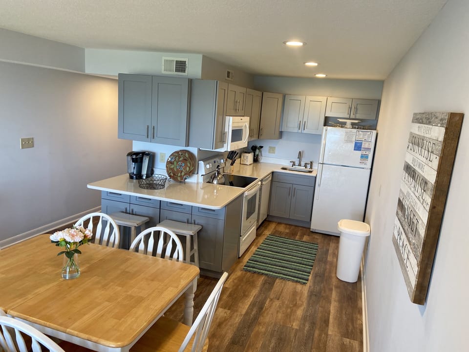 New Renovations -flooring, lighting, paint, cabinets, quartz, appliances