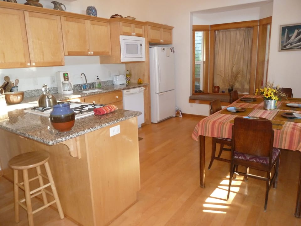 Kitchen (1 of 2)