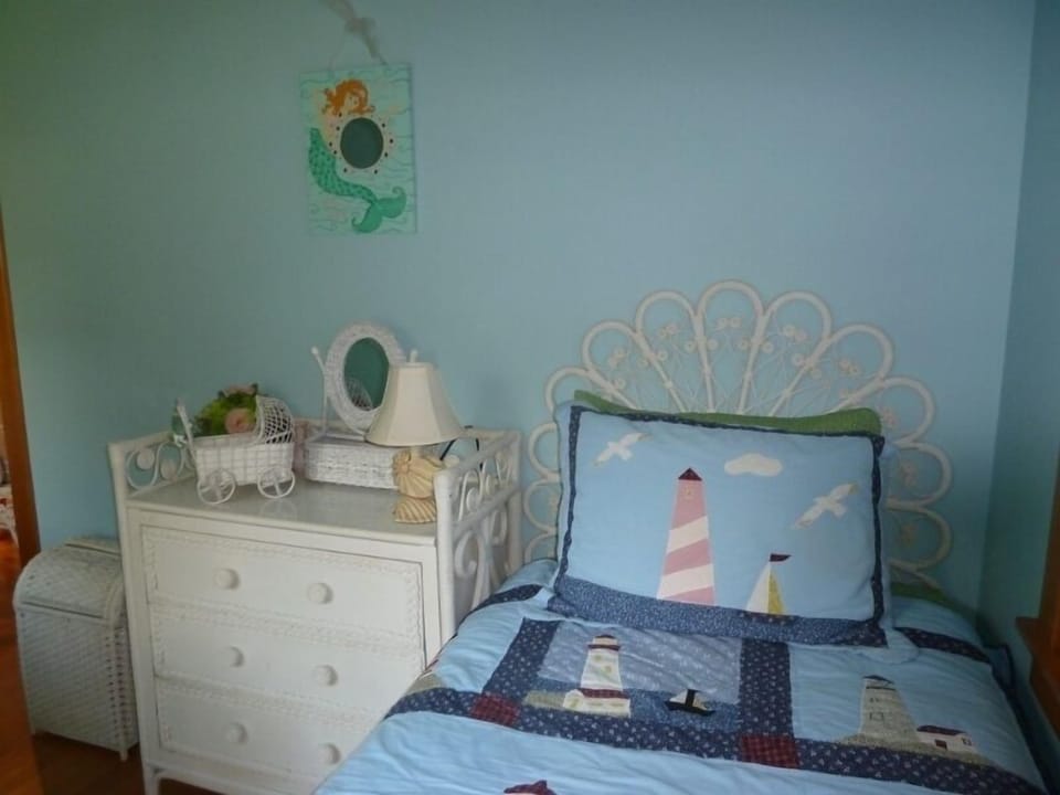 Upstairs bedroom with two twin beds (1 of 2)