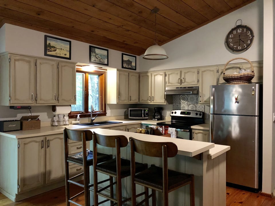 Well equipped kitchen with stainless appliances~