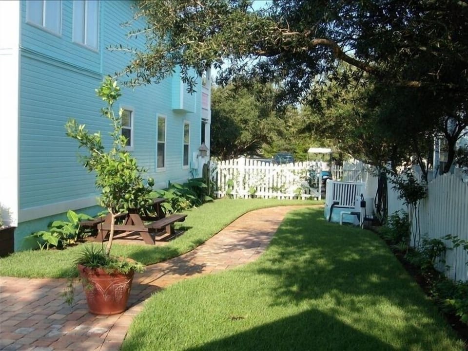 SIde yard with picnic area
