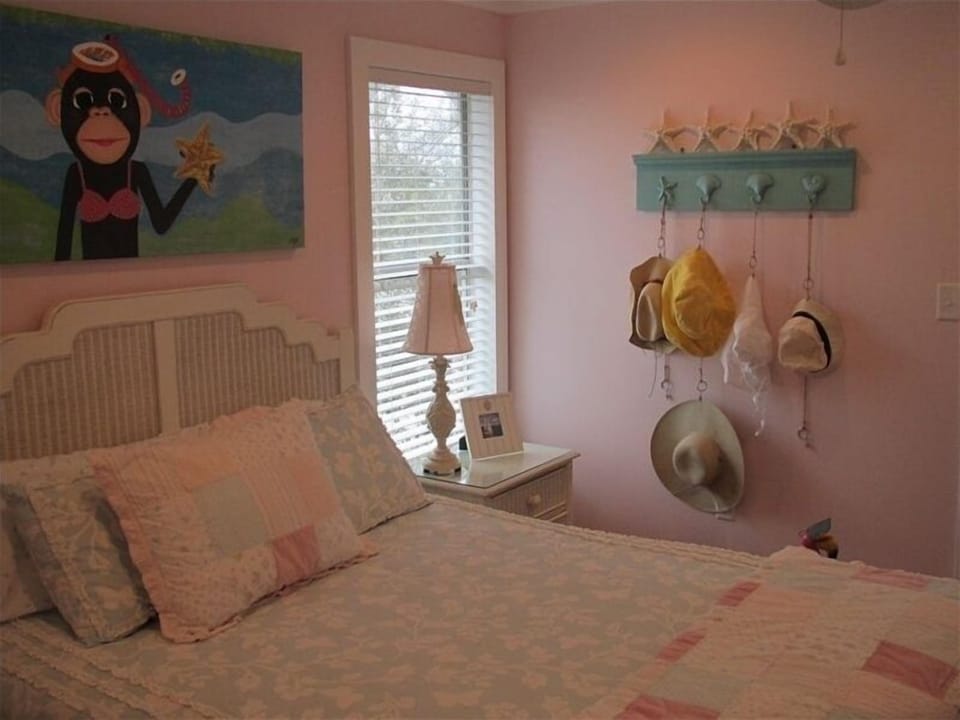 Queen bed with balcony on front of house