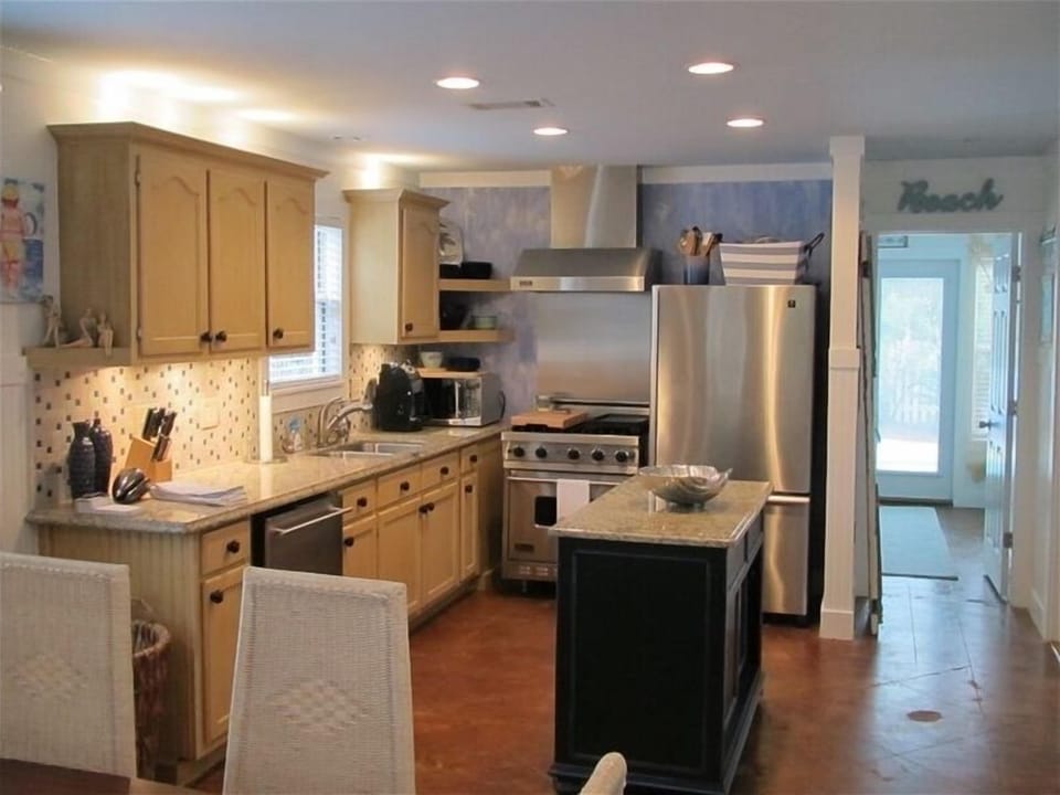 Full Kitchen with Viking Appliances