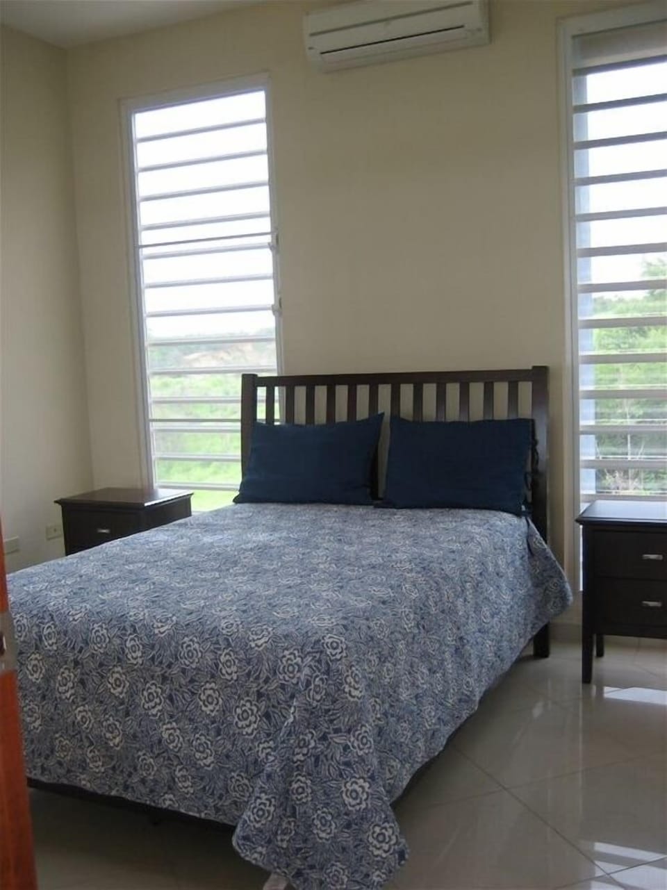 Full size bed in 3rd Bedroom. If 7 or 8 people, a Bunk bed is deployed in room.