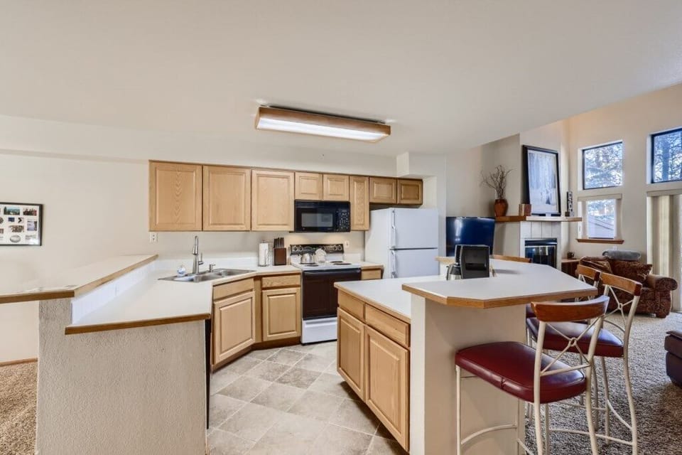 206VillagePointDrBreckenridgeCO-WebQuality-008-10Kitchen