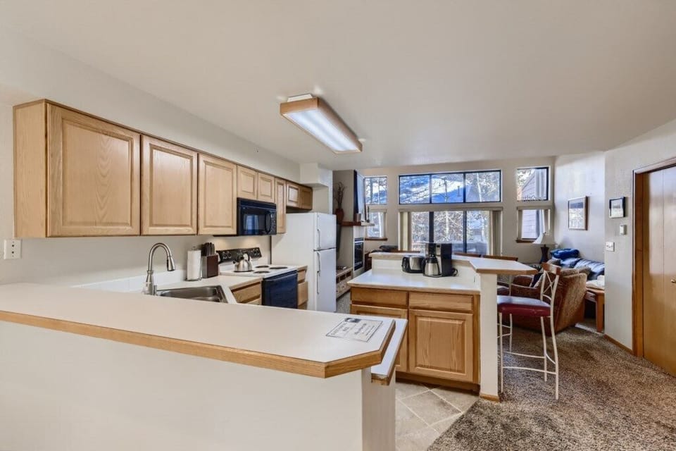 206VillagePointDrBreckenridgeCO-WebQuality-009-11Kitchen