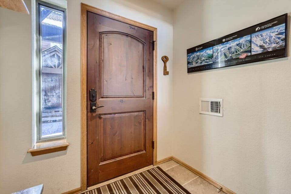 206VillagePointDrBreckenridgeCO-WebQuality-025-27LowerLevelFoyer