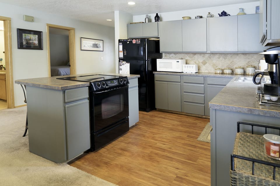 Kitchen and Breakfast Bar