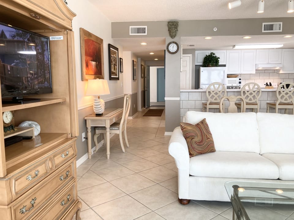 Open floor plan with plenty of seating.
