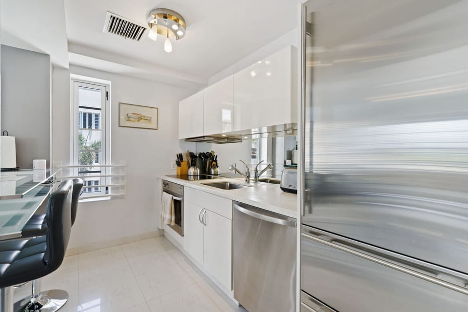 Full service kitchen with high end Miele appliances.  Keurig coffeepot. 