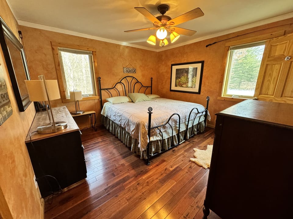 Master bedroom; king bed. En suite bathroom. 