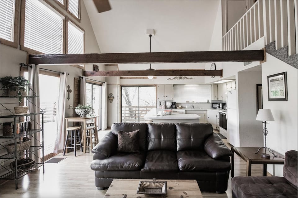 Living room: Setting for 4, Pull out queen sleeper sofa, flatscreen tv w/direct TV, WiFi