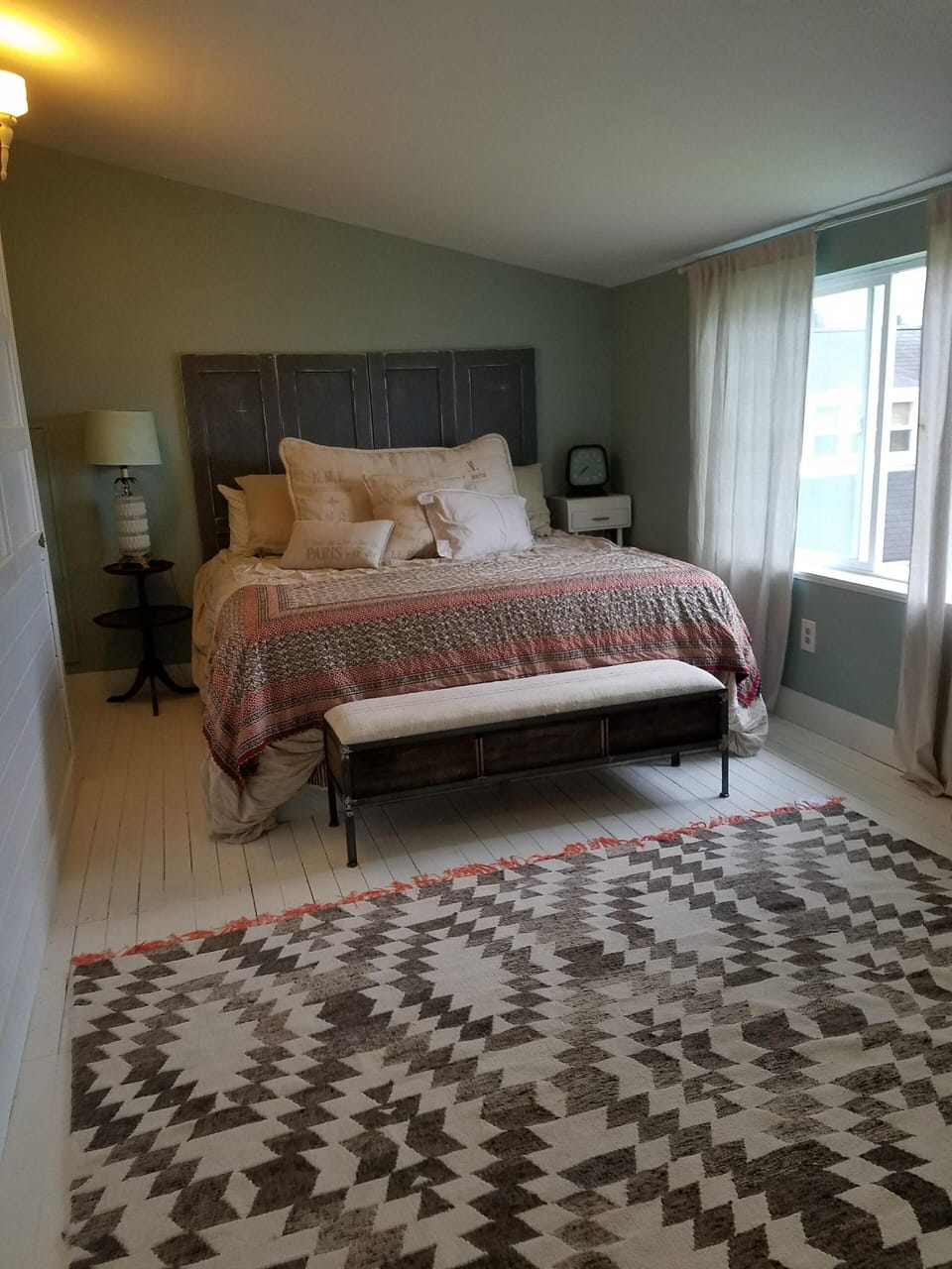 king bed with room view