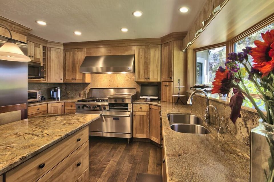 High end finishes throughout. Large Viking gourmet range and Sub Zero fridge