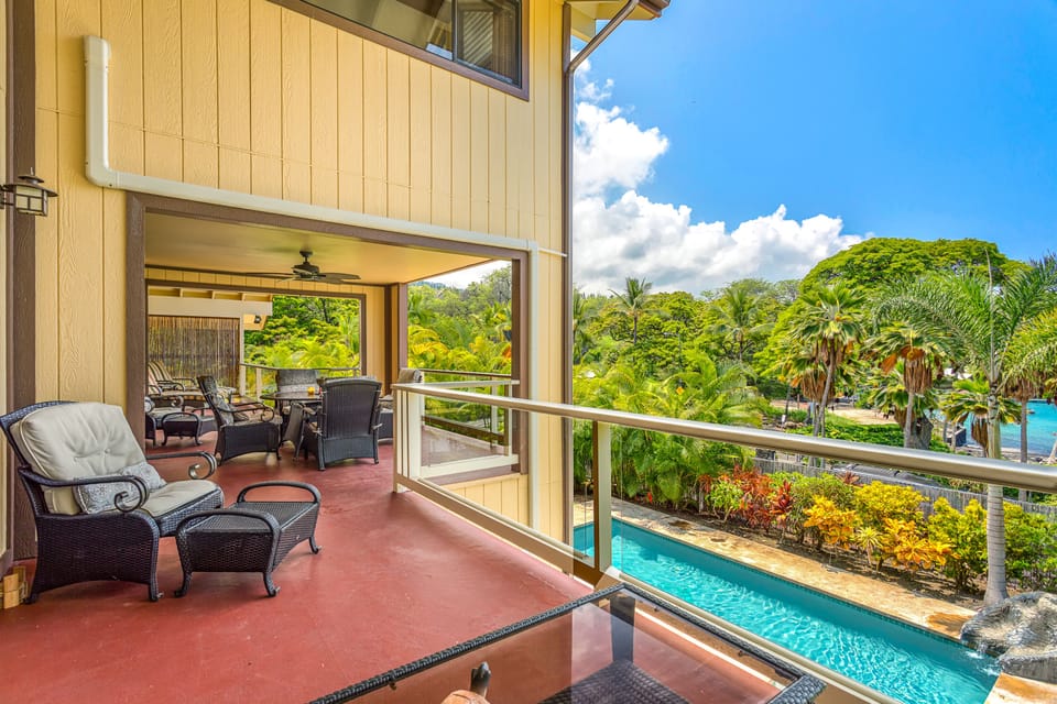 Lanai spans entire back of house