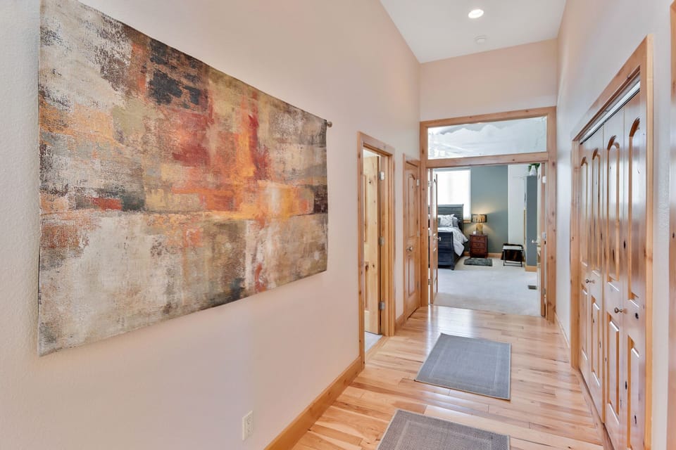 open and spacious hallway to upstairs bedrooms, laundry and bath