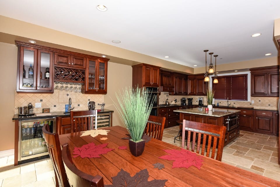 KITCHEN / BAR