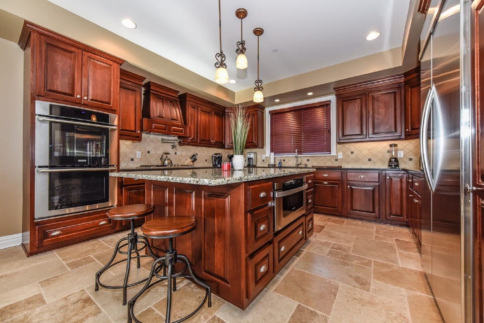 FULL KITCHEN