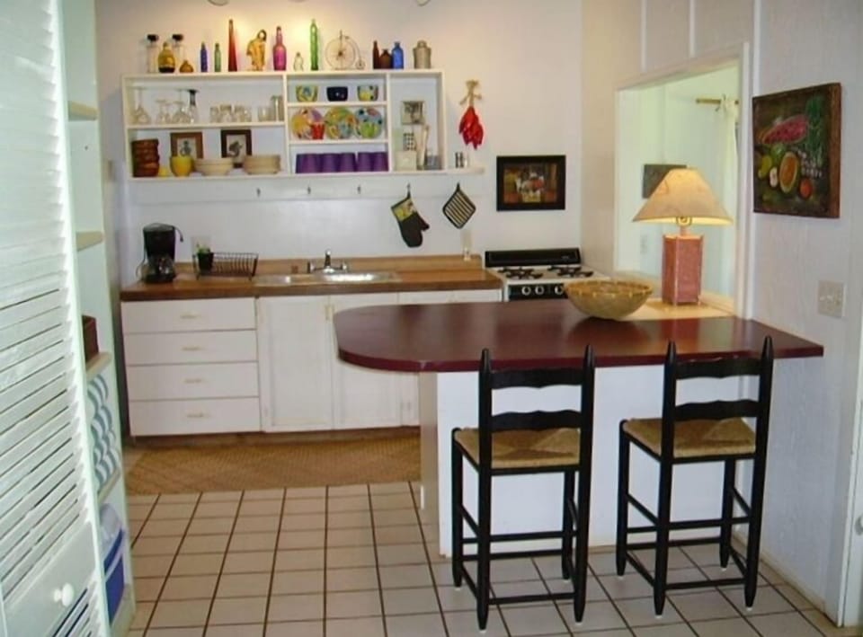 Well equiped kitchen with view of the ocean when looking to the right