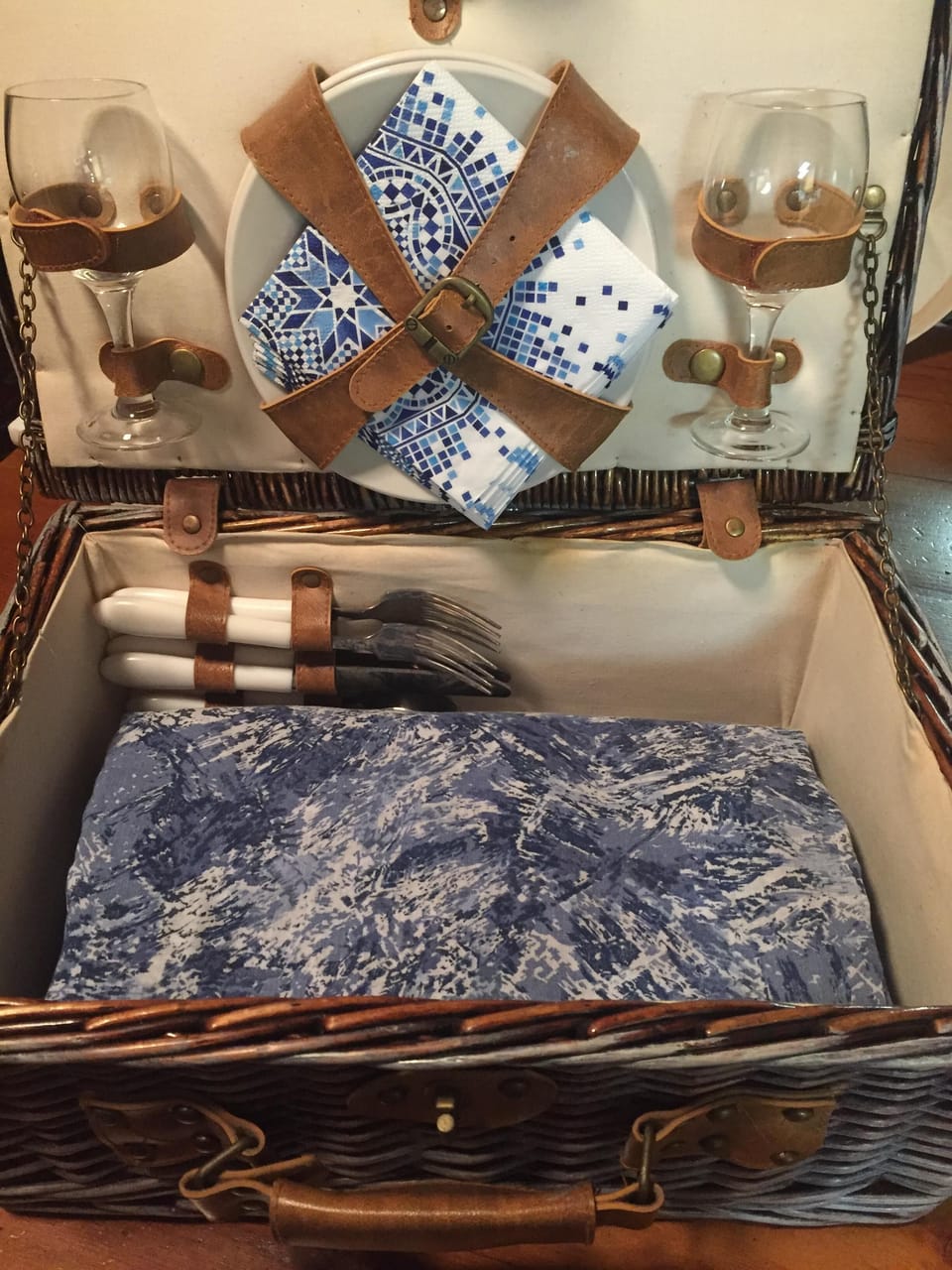 Picnic basket also 2 cushion/blankets available 