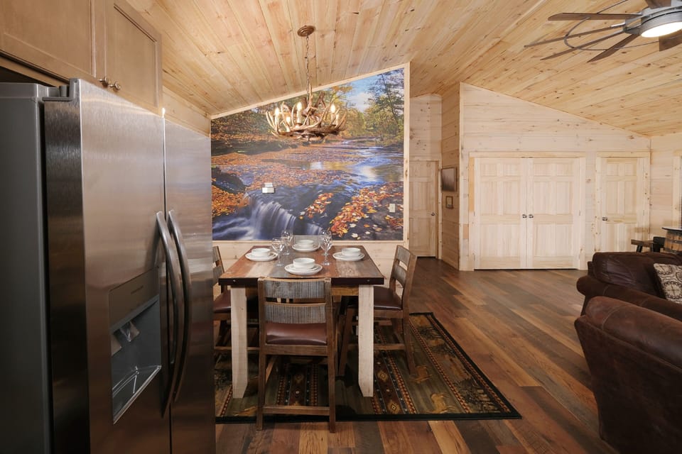 Cabin in the Smokies "The Hidden End" - Fully furnished kitchen and dinging table