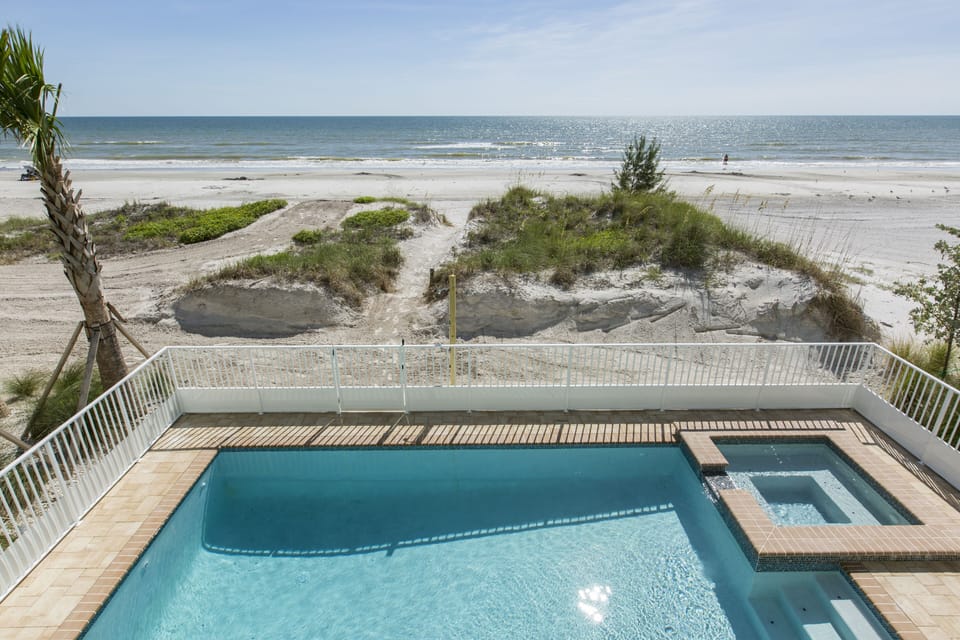 Pool, and path to the beach.