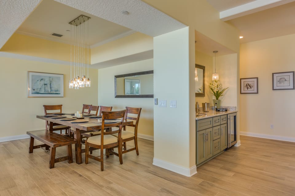 Dining and wet bar