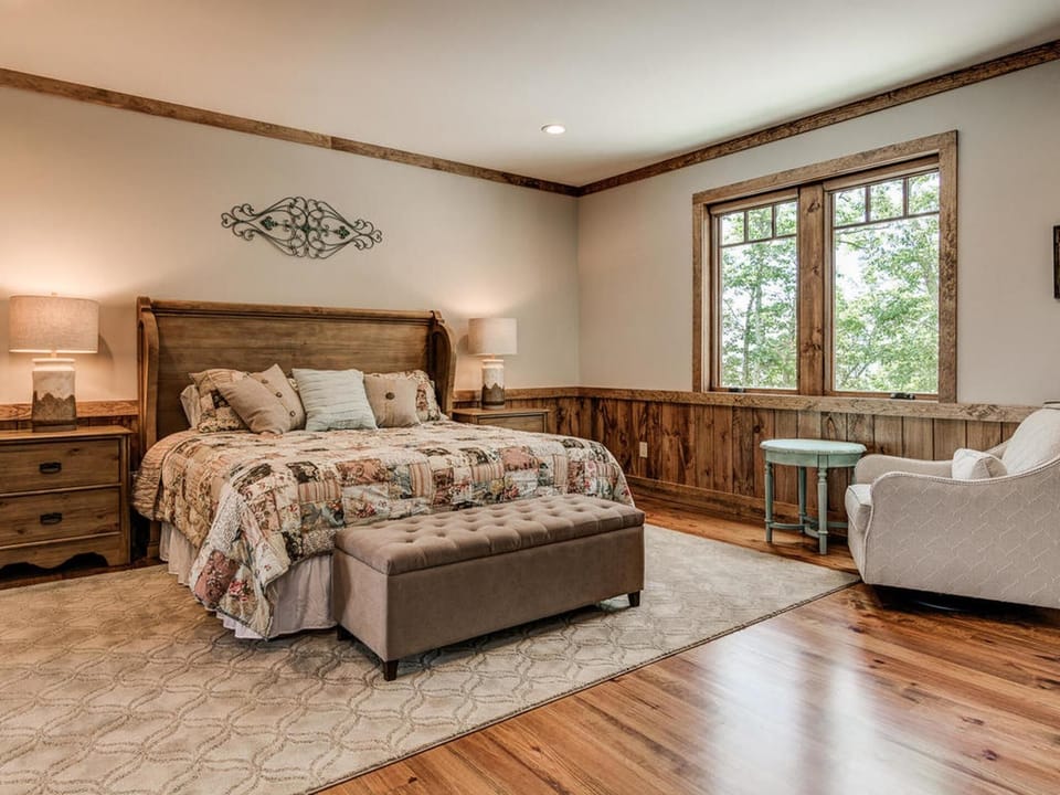 Master Bedroom (King bed)