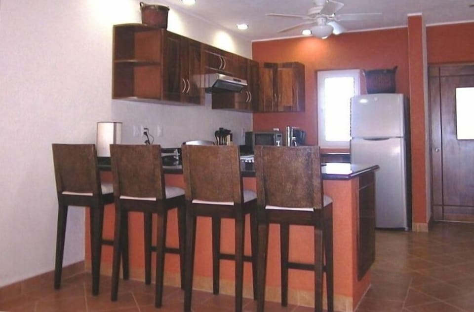 KITCHEN / BAR AREA