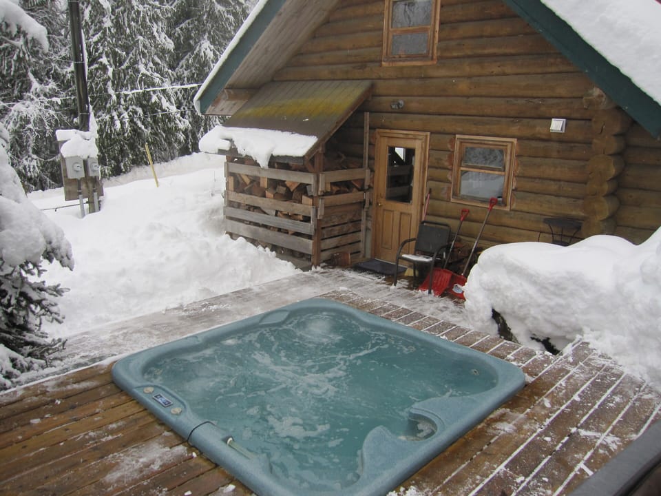 Saltwater hot tub (winter only)