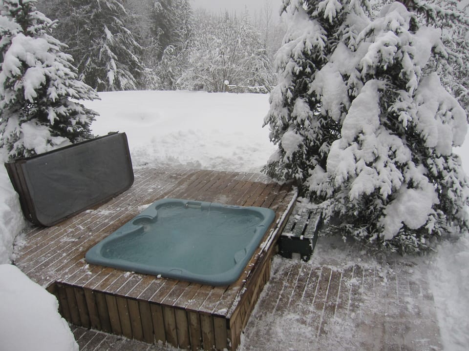 Saltwater hot tub (winter only)