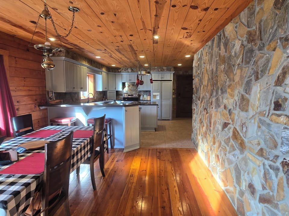 Dining room to kitchen