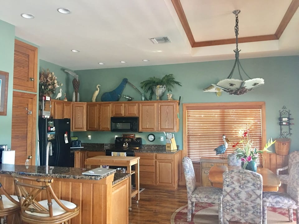 Kitchen & Dining Room: Dishwasher Included