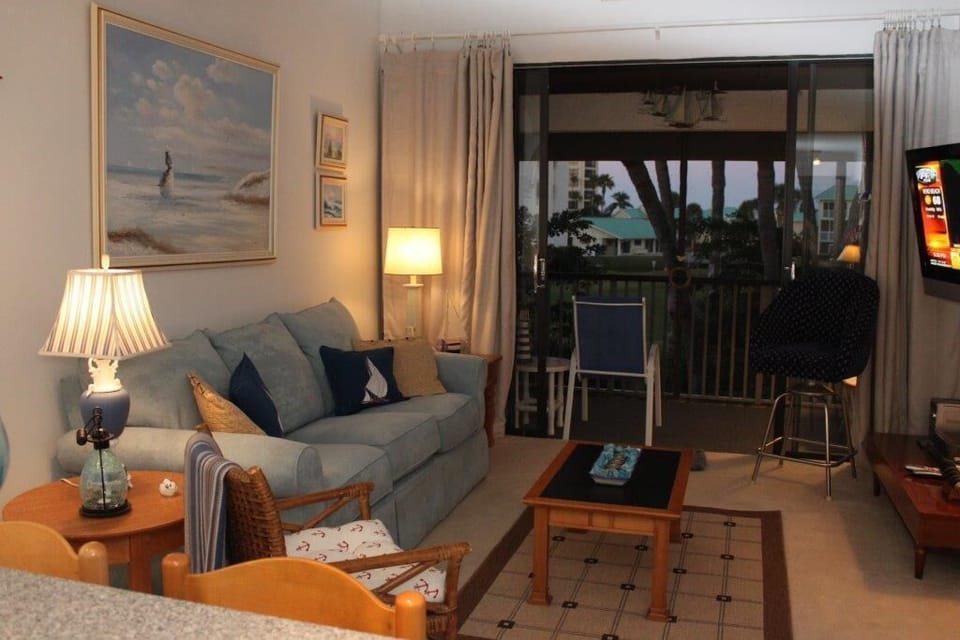 Family room with balcony and Golf Course View - Pull out Queen sofa bed 