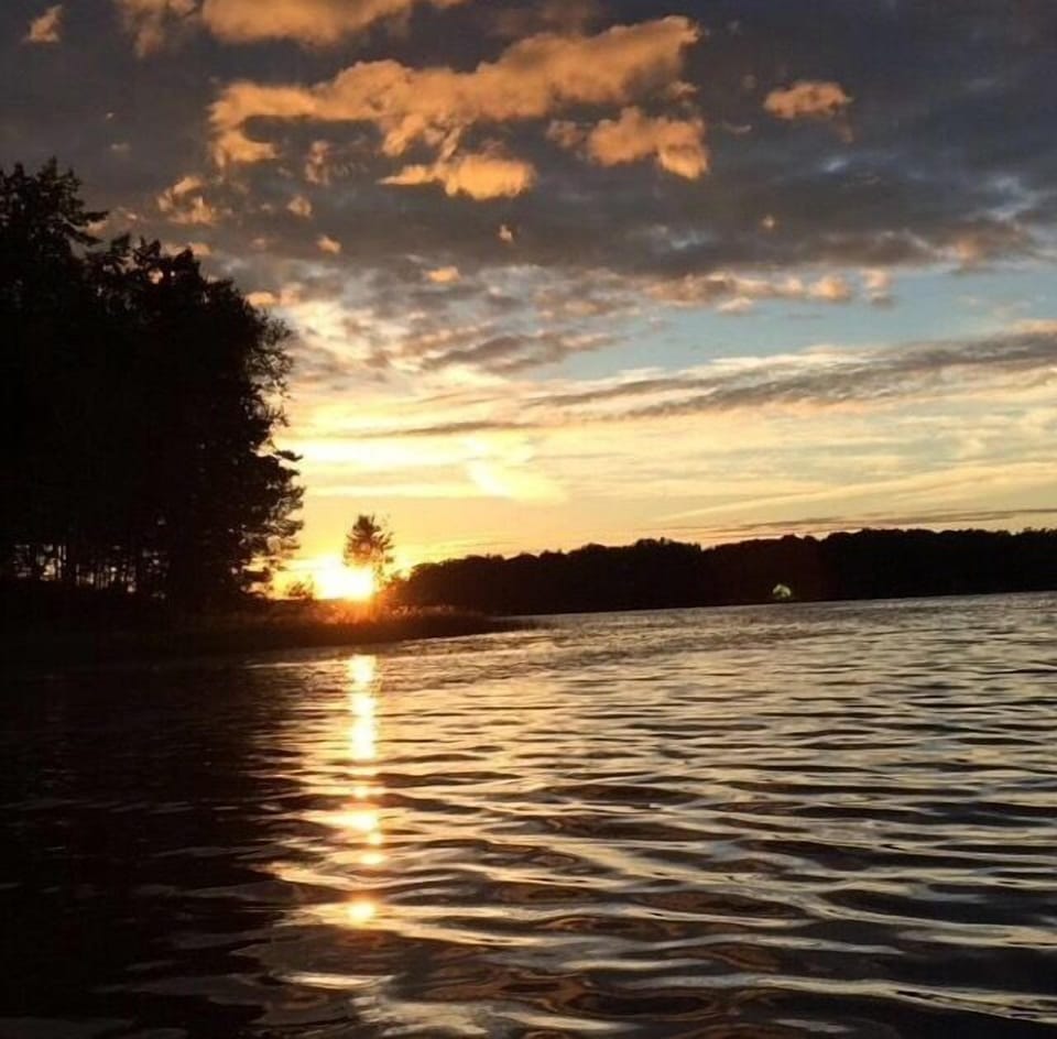 Beautiful views on the lake. Enjoy an evening sunset or early morning boat ride.