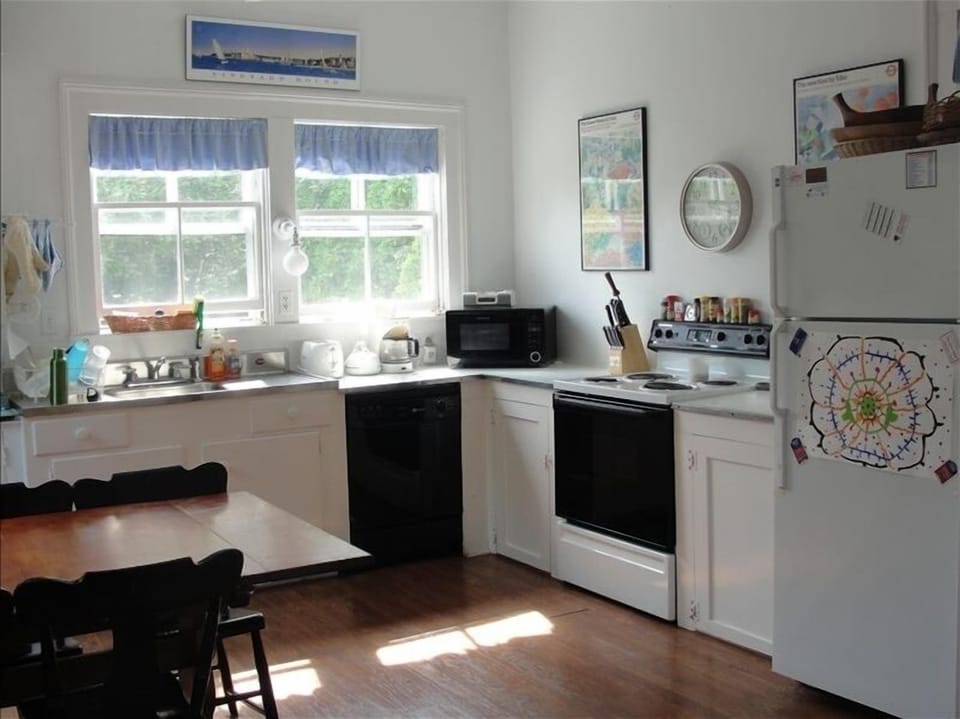 Eat-in Kitchen-seats 7/dining room seats 10 