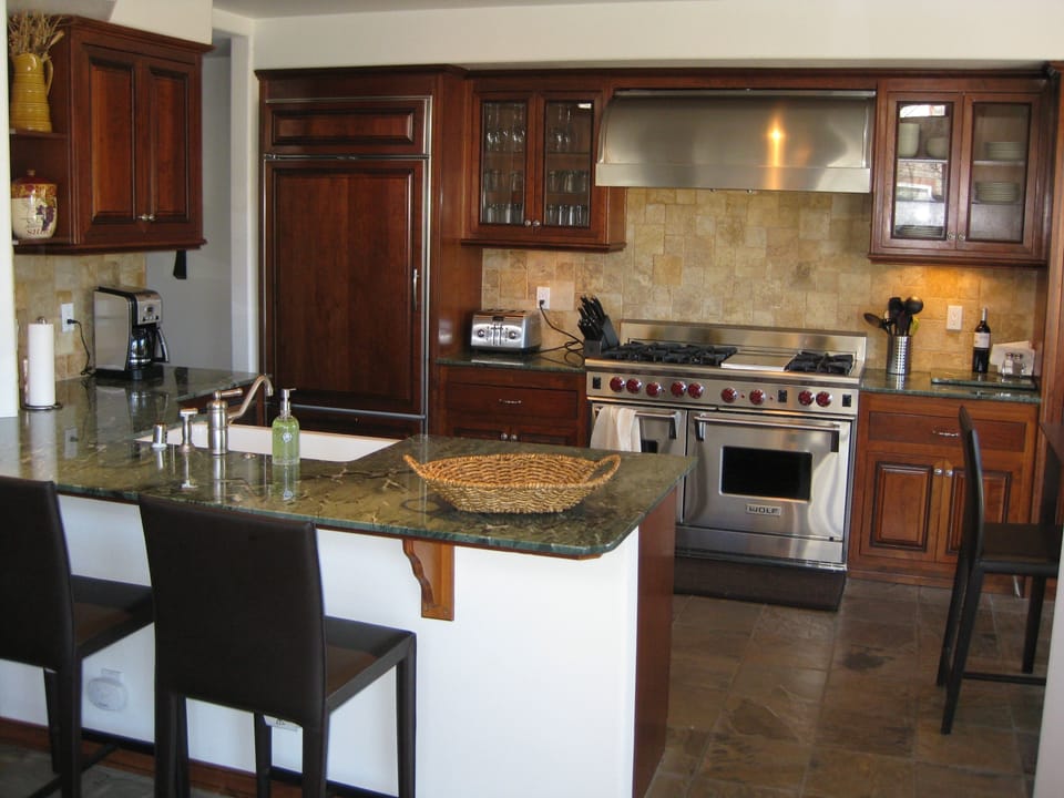 Gourmet Kitchen: Fully equipped kitchen w top of the line appliances