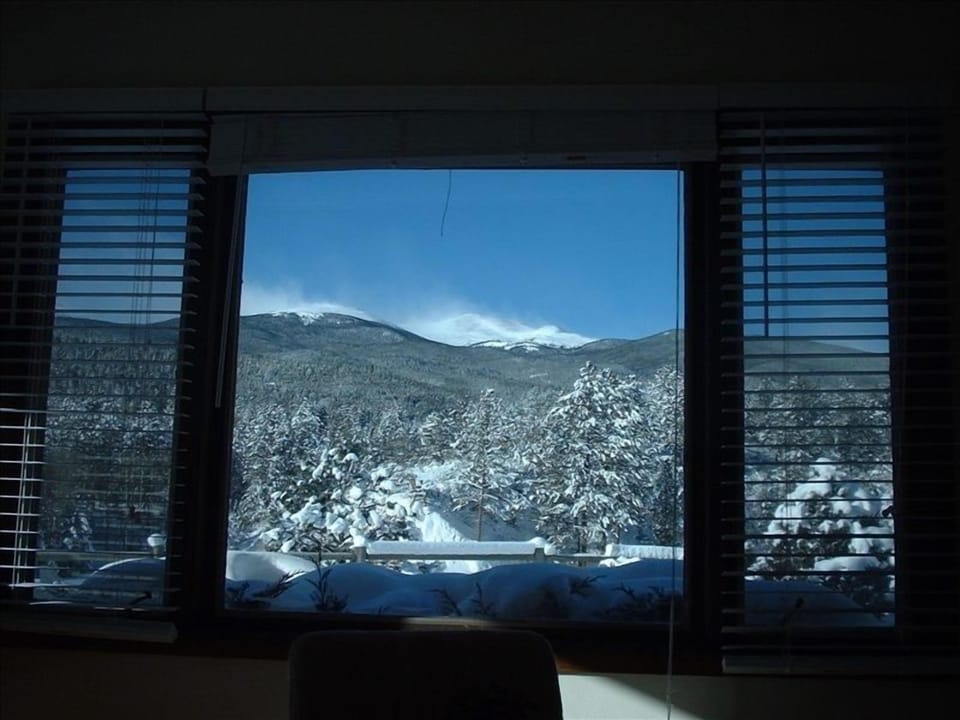 Unobstructed views of multiple 14,000 foot peaks out your window