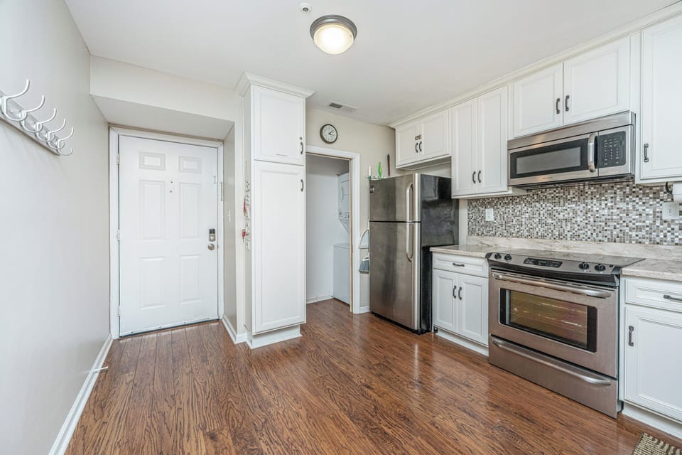 Entry area and fully equipped kitchen